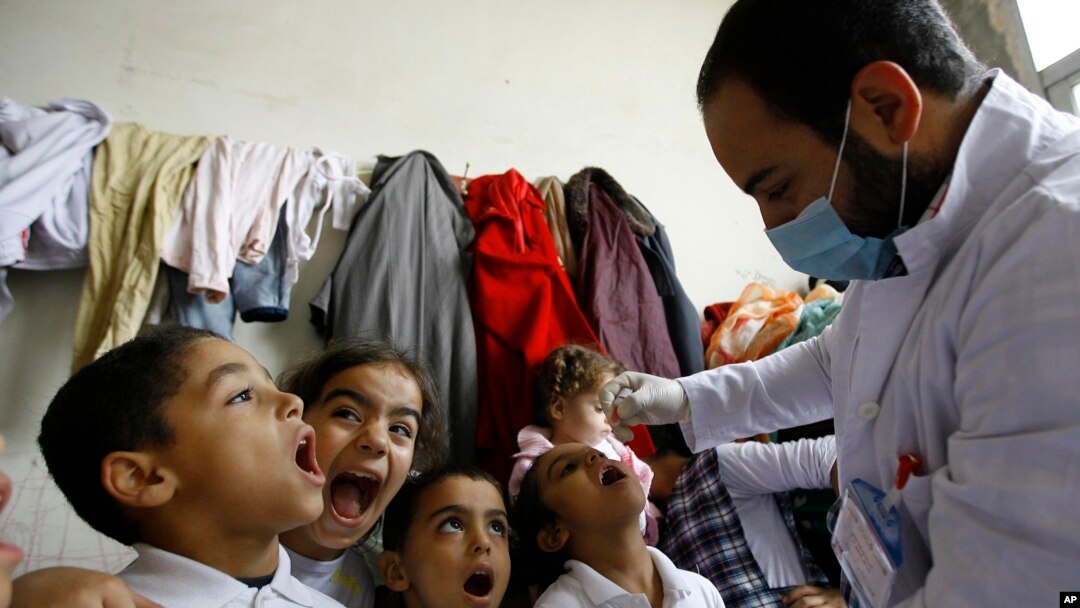 Seorang petugas kesehatan memberikan vaksinasi kepada anak-anak pengungsi Suriah di Lebanon (foto: dok). 