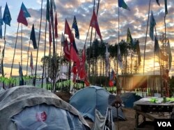 The Shiyes camp at dusk. Volunteers have been rotating into the camp for the past year to keep the protest alive. (Photo: C. Maynes)