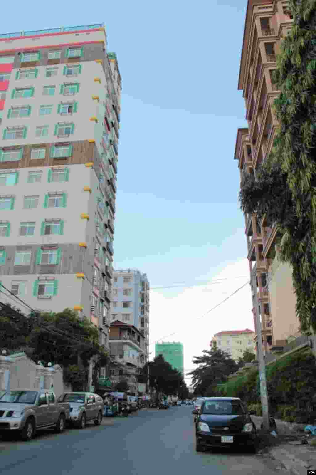 The increasing number of apartment buildings in Boeung Keng Kong in Phnom Penh, September 30, 2014. (Nov Povleakhena/VOA Khmer) 