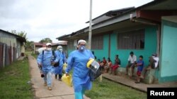 Un equipo sanitario visita la provincia de Iquitos, en Perú, para iniciar la vacunación contra el COVID-19 en la zona el 15 de mayo de 2021.