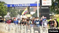 Migrantes venezolanos abandonan Colombia y regresan a su país a través de la frontera de Cúcuta. [Foto: Cortesía de la Alcaldía de Cúcuta].