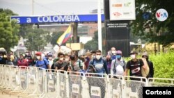 Migrantes venezolanos abandonan Colombia y regresan a su país a través de la frontera de Cúcuta. [Foto: Cortesía de la Alcaldía de Cúcuta].