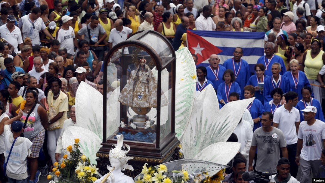 Feligreses en La Habana, cargan en andas una figura de la Virgen de la Caridad del Cobre, patrona de Cuba, en una imagen de archivo de septiembre de 2015.