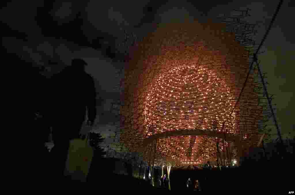 People walk past Wolfgang Buttress&#39; illuminated Hive Installation at Kew Gardens in south London, Nov. 22, 2016.