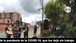 Mariachis cantan en las calles en Bogotá para sobrevivir, en medio de la pandemia de COVID-19, que los dejó sin trabajo.