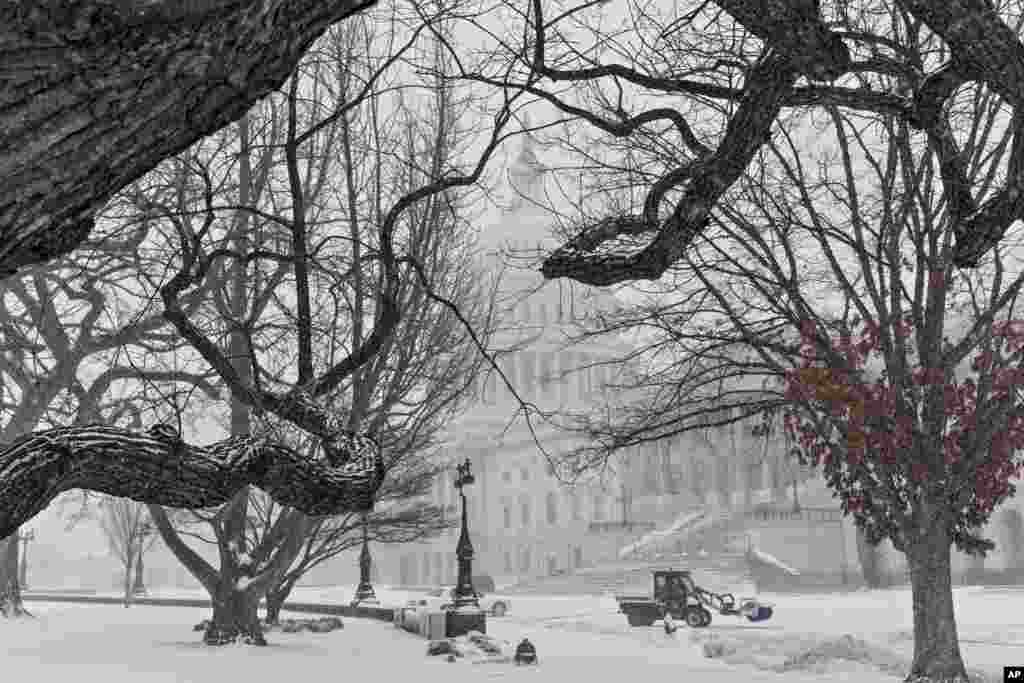 Xe ủi tuyết tại Điện Capitol ở thủ đô Washington, ngày 3/3/2014. 