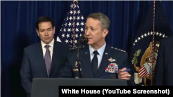 美国参谋长联席会议主席凯恩将军在佛罗里达州棕榈滩举行的一次新闻发布上谈抓捕马杜罗行动的细节。(2026年1月3日)