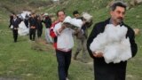 آئین سنتی &quot;ورف چال&quot; یا سنتی است که قرنهاست در منطقه اسک وش آمل مازندران انجام می شود. اهالی با جدا کردن تکه های برف و حمل آن به گودالی با ۱۰ متر عمق و یک متر عرض ، معتقدند آب این گودال در فصل گرم سال برای رهگذران و حیوانات منطقه قابل استفاده است.<br />
این سنت با نام برف چال در برخی دیگر از مناطق برف خیز ایران در زمانی که یخچال نبود، رایج بود.<br />
عکس: فرج صمدی، ایرنا