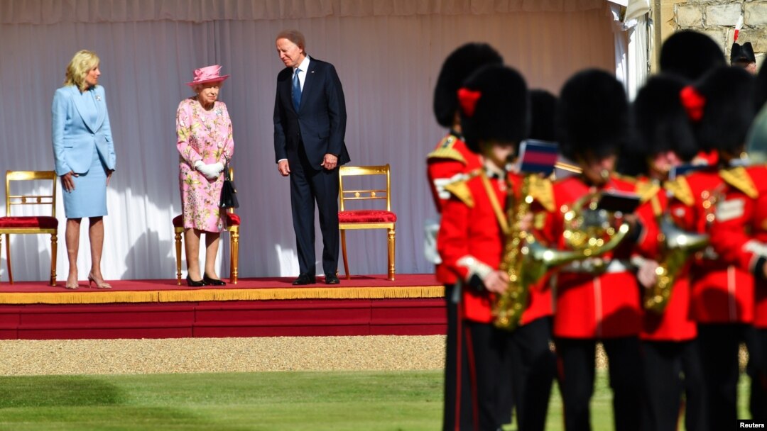 Presiden AS Joe Biden dan Ibu Negara Jill Biden (kiri) menerima penyambutan kehormatan saat menghadiri jamuan Ratu Elizabeth II di Kastil Windsor, hari Minggu (13/6). 