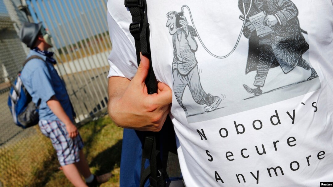 Demonstran dalam protes di Jerman terhadap program pengintaian NSA, sekaligus aksi mendukung Edward Snowden. (Foto: Dok)