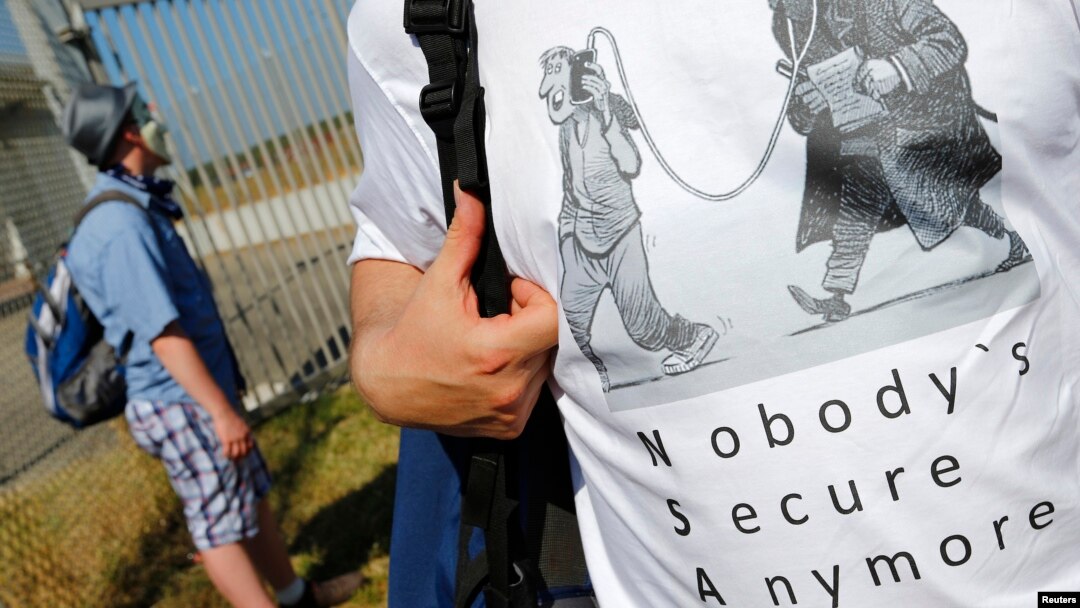 A protester outside the "Dagger Complex", which is used by the U.S. Army intelligence services, during a demonstration against the NSA and in support of Edward Snowden in Griesheim, Germany, July 20, 2013. 