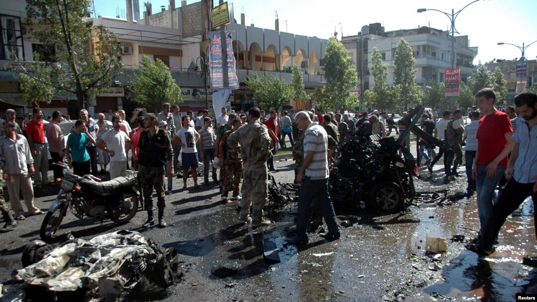 Hiện trường sau một vụ nổ ở khu phố Ekrema trong thành phố Homs, Syria, ngày 8/7/2013.
