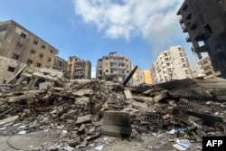 Kerusakan di lokasi serangan udara Israel yang menargetkan lingkungan Rouweiss di pinggiran selatan Beirut pada 10 Oktober 2024. (Foto: AFP)