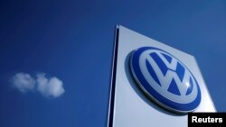 Logo mobil Volkswagen di sebuah pabrik Volkswagen di Wrzesnia, Polandia, 9 September 2016. (REUTERS/Kacper Pempel) 