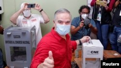 Yani Rosenthal, candidato del Partido Liberal de centroderecha, gesticula mientras deposita su voto durante las elecciones primarias, en una escuela pública utilizada como colegio electoral en San Pedro Sula, Honduras, el 14 de marzo de 2021.