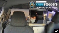 Esta foto sin fecha publicada por el Departamento de Policía de Nueva York muestra a un sospechoso del tiroteo mortal contra el director general de UnitedHealthcare, Brian Thompson, el 4 de diciembre de 2024, en un taxi. Parte de la imagen fue difuminada por la fuente.