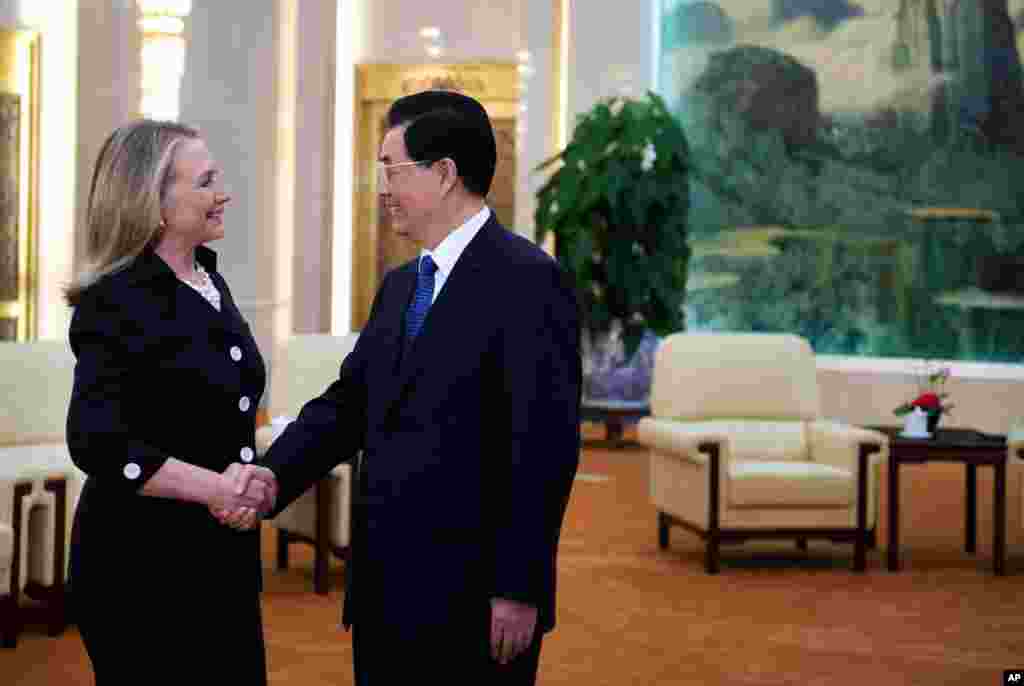 Clinton meets with Chinese President Hu Jintao at the Great Hall of the People in Beijing, September 5, 2012. 