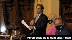 El presidente de Uruguay, Luis Lacalle Pou, habló ante la Asamblea General legislativa para ofrecer un balance de su primer año al frente del gobierno el martes, 2 de marzo de 2021. [Foto cortesía Comunicación Presidencial]