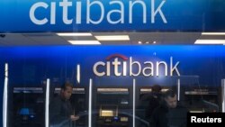 Salah satu cabang Citibank di New York (foto: dok). Citibank bersama 4 bank besar lainnya dituduh memanipulasi pasar valuta asing.