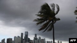 Awan badai terlihat menyelimuti kota saat Badai Isaias mendekati pantai timur Florida di Miami, Florida, 1 Agustus 2020. (Foto dok). Isaias diperkirakan mencapai daratan pada Senin malam (3/8) di perbatasan antara negara bagian North Carolina dan South Carolina.