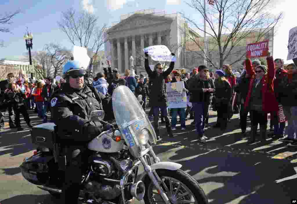 Para demonstran di luar gedung Mahkamah Agung saat para hakim agung mendengarkan argumen mengenai UU di California yang melarang pernikahan sejenis (AP/Pablo Martinez Monsivais)