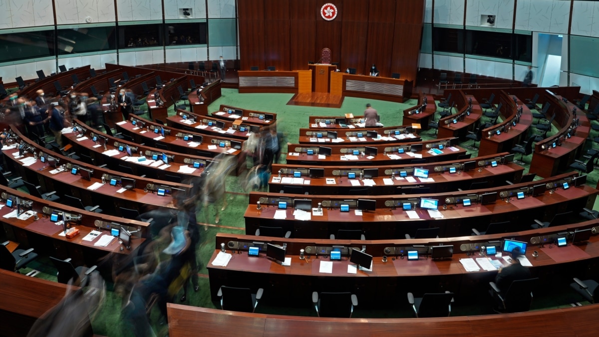 香港立法会延任会期结束议员民望创新低 学者批人大化“举手机器”