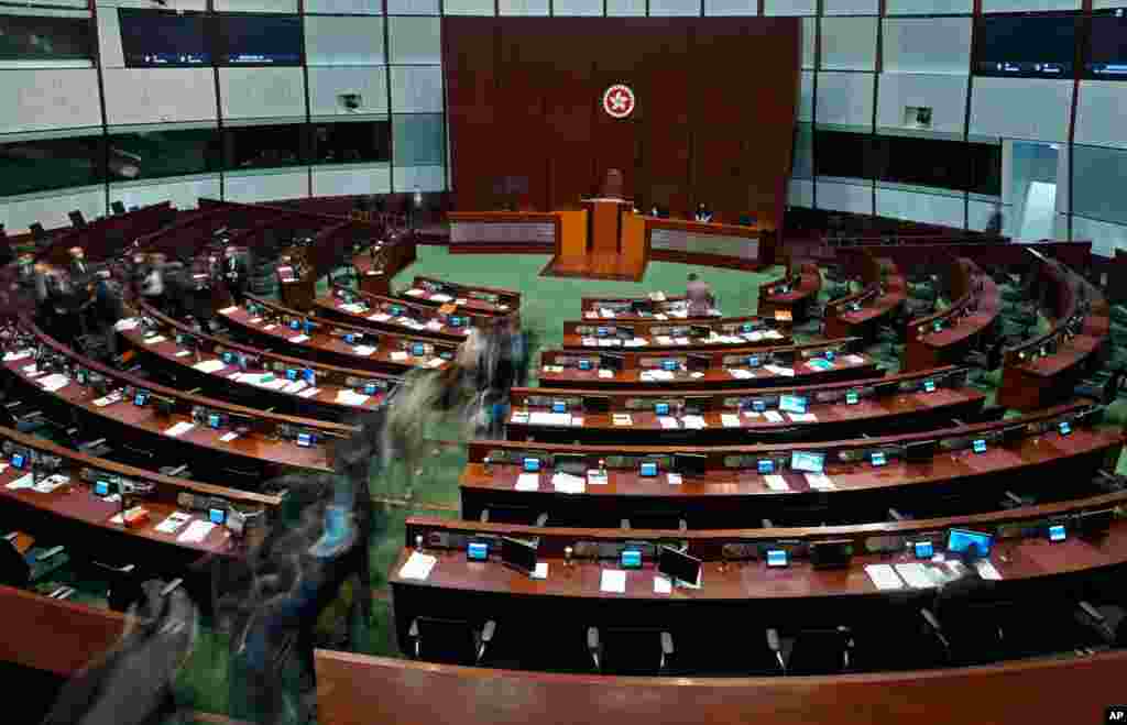 홍콩 입법회가 선거법 개편안을 통과시켰다. 선거법은 홍콩 시민들의 투표권을 제한하고 친중 의원들의 수를 늘리는 내용을 담고 있다.