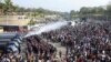 La policía dispara cañones de agua contra una multitud de manifestantes en Naipyidó, Birmania, el 8 de febrero de 2021.
