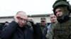 블라디미르 푸틴(왼쪽) 러시아 대통령이 20일 랴잔 지역에 있는 서부군관구 훈련소를 방문해 사격 시범을 위해 보안경을 착용하고 있다. 