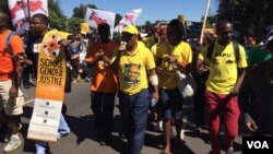 Abake batshengisela kwele South Africa bekhonona ngokuhlaselwa yizizalwane seSouth Africa.