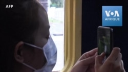 Cambodge: un café-train branché séduit les amateurs de selfies