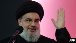 Hassan Nasrallah, 64 ans, fait l'objet d'un véritable culte de la personnalité au Liban. Depuis des années il vit dans la clandestinité et il est apparu rarement en public. 