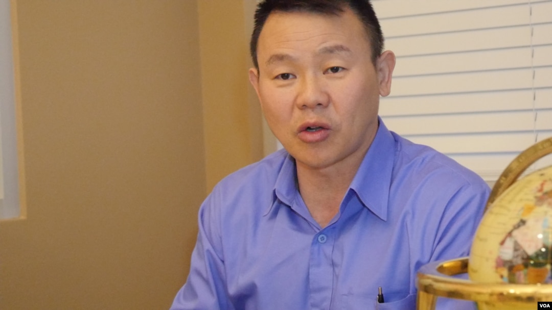 熊焱四月主持新聞發佈會（美國之音國符拍攝）