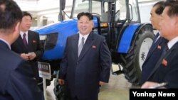 북한 김정은 노동당 위원장이 기계설비 전시장을 시찰했다고 조선중앙통신이 13일 보도했다. 