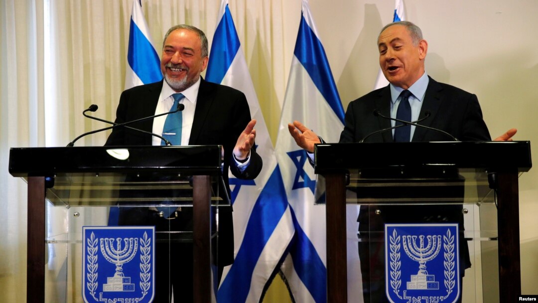 Avigdor Lieberman, Menhan Israel yang baru (kiri) bersama PM Benjamin Netanyahu memberikan keterangan kepada media (25/5).