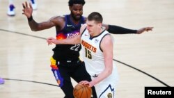 Nikola Jokić u duelu sa Deandre Ejtonom, u Finiksu, 7. juna 2021. (Foto: Reuters/Mark J. Rebilas-USA TODAY Sports)