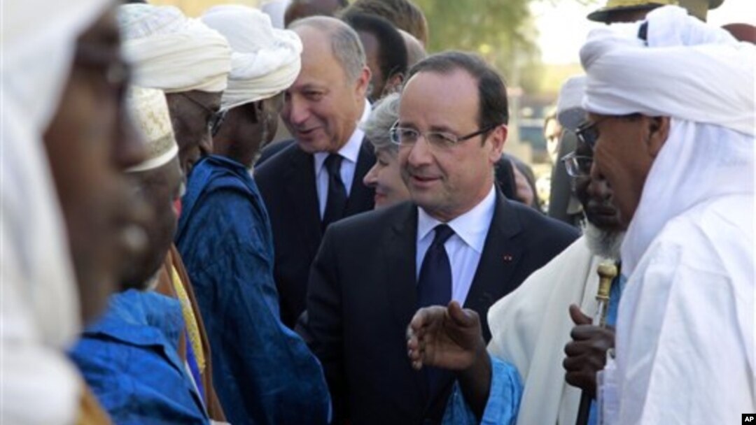 Presiden Perancis Francois Hollande (tengah) mengunjungi kota Timbuktu, Sabtu (2/2) disambut oleh para pemimpin Mali. 