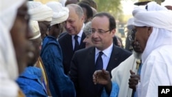 Presiden Perancis Francois Hollande (tengah) mengunjungi kota Timbuktu, Sabtu (2/2) disambut oleh para pemimpin Mali. 