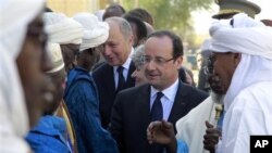 Presiden Perancis Francois Hollande (tengah) mengunjungi Timbuktu, Mali, 2 Februari 2013. (AP Photo/Jerome Delay)