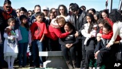 Laura Hernández, centro, es rodeada por familiares y amigos durante el funeral de su hija Jessica en Denver.