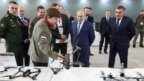 Tổng thống Nga Vladimir Putin đến thăm cơ sở sản xuất drone của Trung tâm Công nghệ Đặc biệt ở Saint Petersburg, Nga, vào ngày 19/9/2024. Nga được cho là đã thành lập một chương trình vũ khí tại Trung Quốc để phát triển và sản xuất drone tấn công tầm xa nhằm sử dụng ở Ukraine.