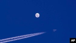 资料照片：位于南卡罗莱纳州上空的中国气球。(2023年2月4日)