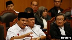 Prabowo Subianto (kiri) dan Hatta Rajasa (tengah) di Mahkamah Konstitusi di Jakarta, 6 Agustus 2014.