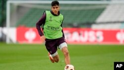 Piero Hincapié, del Leverkusen, controla el balón durante una sesión de entrenamiento un día antes de la final de la Europa League entre el Atalanta y el Bayer Leverkusen en el estadio Aviva en Dublín, Irlanda, el martes 21 de mayo de 2024.