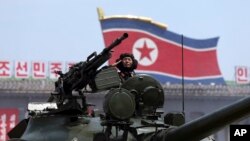 Vojnik Severne Koreje na tenku tokom današnje parade u Pjongjangu
