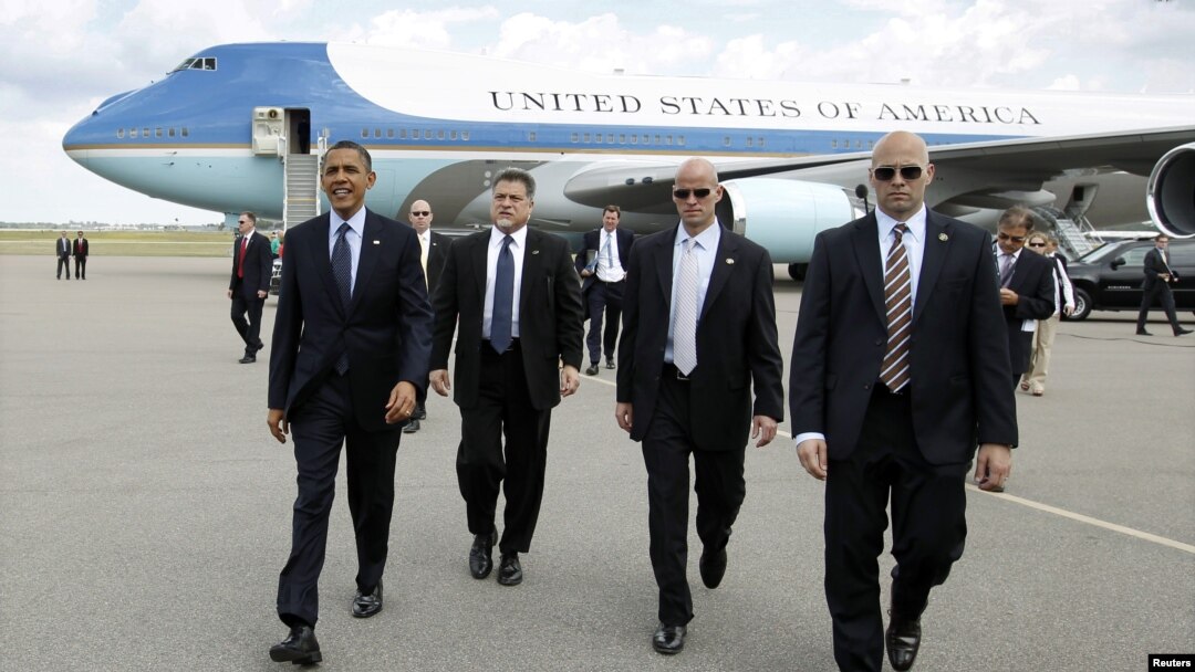 Presiden Obama dikawal agen dinas rahasia saat kunjungan ke Tampa, Florida (13/4). 