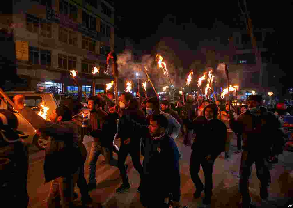 بعد از اینکه در کشور نپال نخست وزیر خواستار انحلال پارلمان و برگزاری انتخابات شد، هزاران نفر برای اعتراض در خیابان‌های کاتماندو پایتخت این کشور حاضر شدند. 
