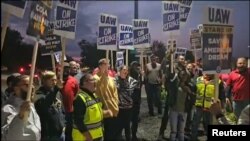 Miembros del sidicato de trabajadores automotrices UAW en huelga en el exterior de una planta de camiones Ford en Louisville, Kentucky, el 11 de octubre de 2023.