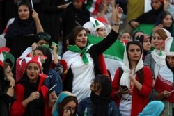 بانوان ایرانی مسابقه تیم ملی ایران و کامبوج را از نزدیک تماشا می‌کنند. [ّآرشیو]