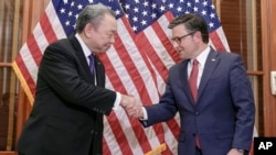مایک جانسون، رئیس مجلس نمایندگان آمریکا (راست) و الکساندر یویی، سفیر غیررسمی تایوان در ایالات متحده.